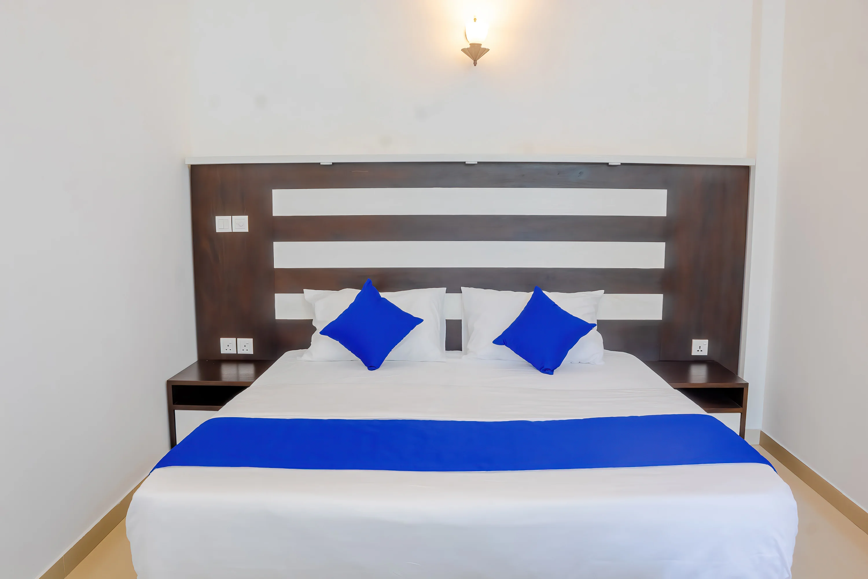 Ground Room 202 (King Bed)